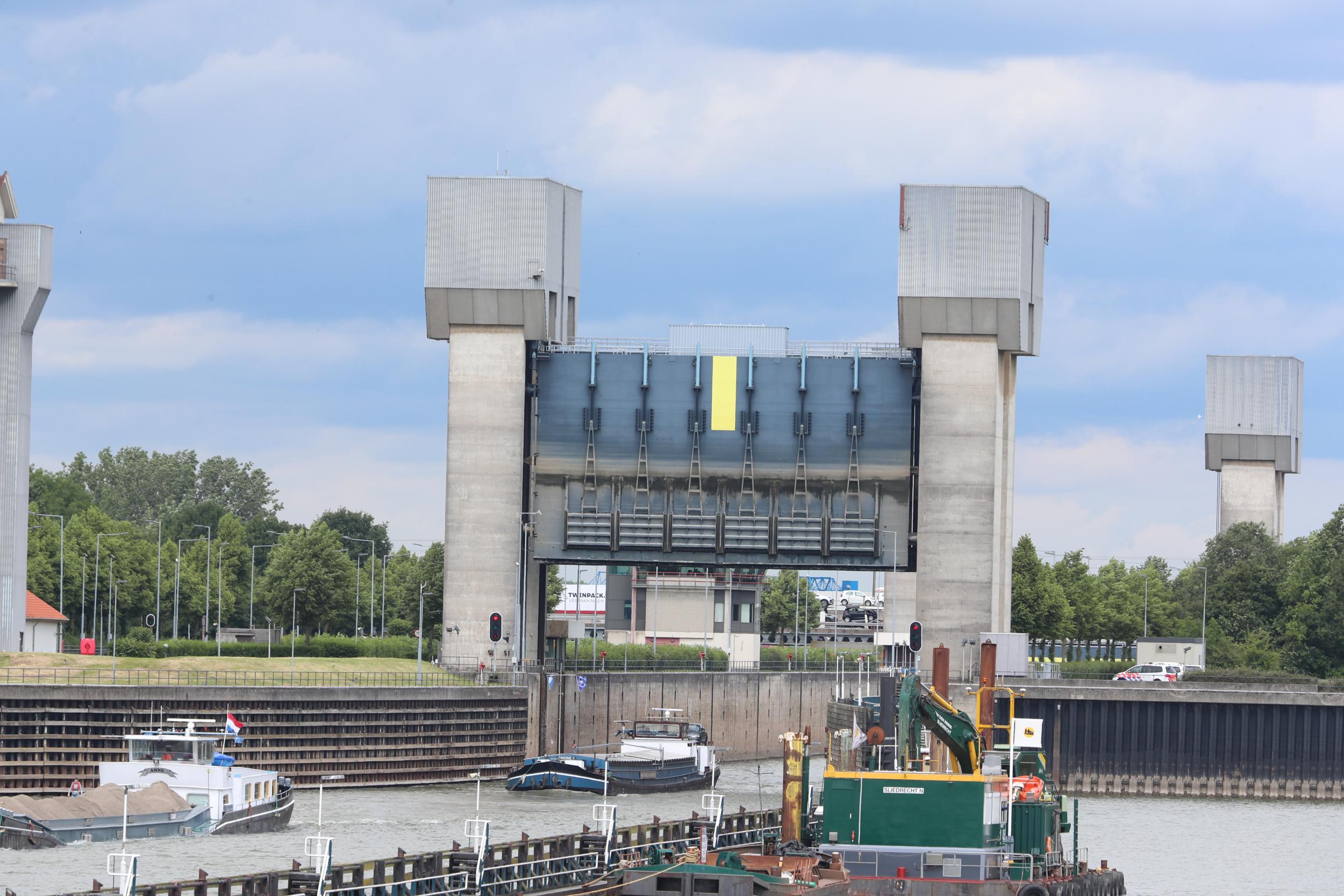 prins-bernhardsluizen-binnenvaart-in-beeld